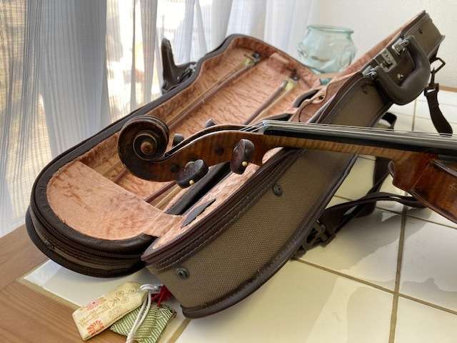 バイオリンのネックを削る